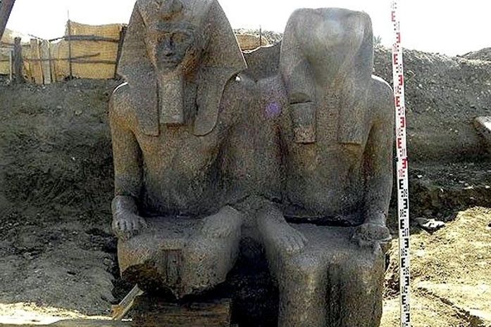 Estátua do faraó Amenhotep III é encontrada no Egito