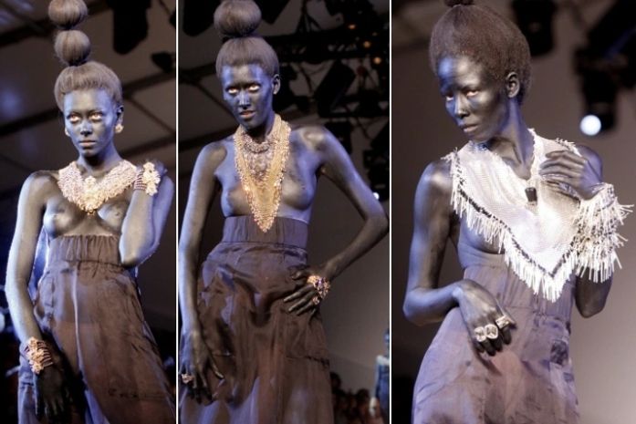 Grife exibe modelos sem blusa e pintadas de preto na passarela