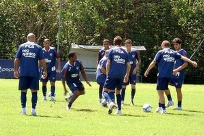 Trio de machucados fica fora do treino e não enfrenta o Avaí
