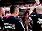 Com direito a olé, Timão vence São Paulo e segue firme na luta pelo título