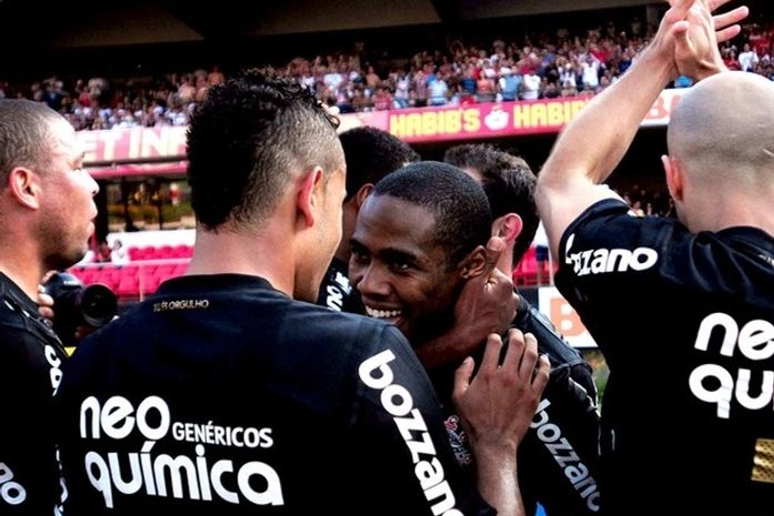 Com direito a olé, Timão vence São Paulo e segue firme na luta pelo título