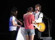 Paul McCartney autografa braço de fãs durante show em Porto Alegre
