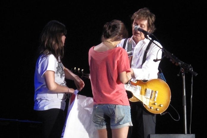Paul McCartney autografa braço de fãs durante show em Porto Alegre