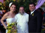 Padre Antônio Maria entre os noivos que não poderiam receber o sacramento da Igreja Católica