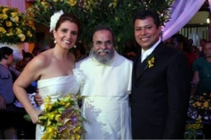 Padre Antônio Maria entre os noivos que não poderiam receber o sacramento da Igreja Católica