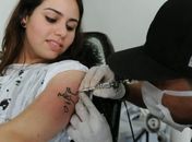 Jovem tatua autógrafo que recebeu de Paul McCartney durante show