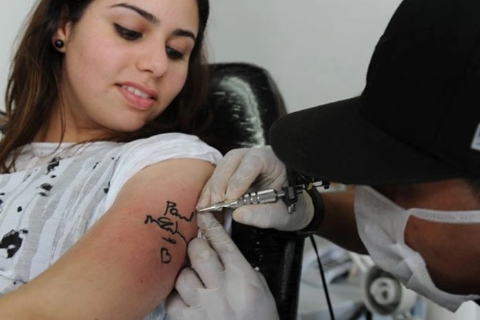 Jovem tatua autógrafo que recebeu de Paul McCartney durante show
