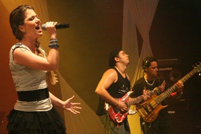 Millane Hora se apresenta na temporada 2012 do Projeto Linda
