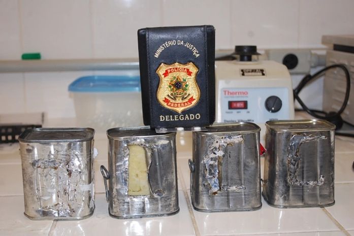 Latas com pasta-base de cocaína foram aprendidas pela PF 