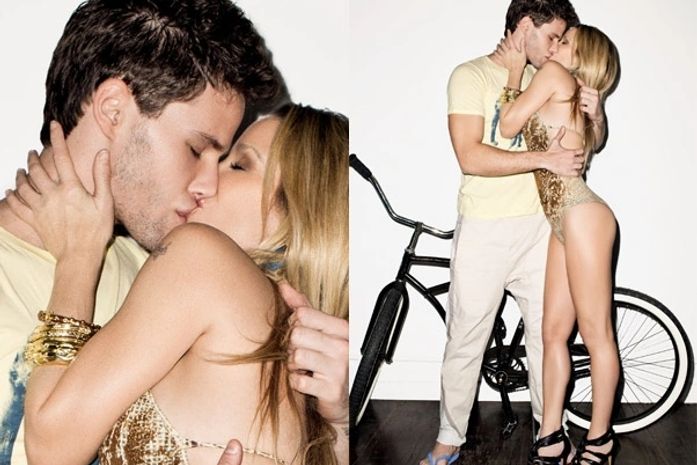 Danielle Winits e Jonatas Faro fazem foto ousada para revista