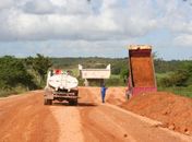Cabeceiras da ponte sobre Rio Perucaba começam a ser construídas