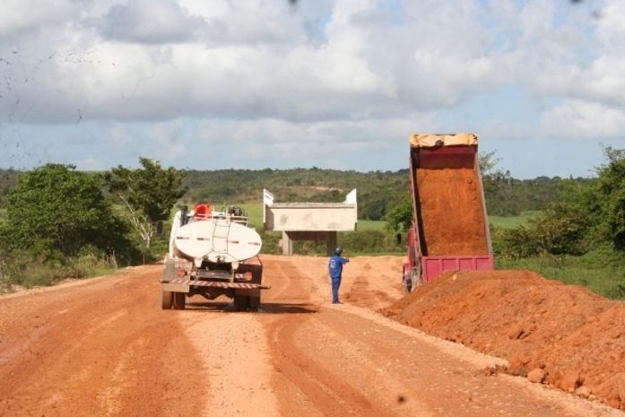 Cabeceiras da ponte sobre Rio Perucaba começam a ser construídas