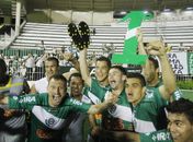 Coritiba vence no fim e carimba volta à Série A