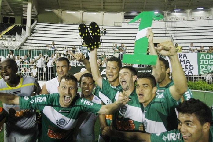 Coritiba vence no fim e carimba volta à Série A