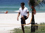 Caio Castro se equilibra na corda bamba em gravação no Rio