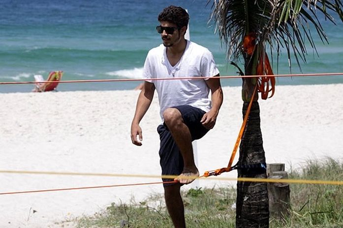 Caio Castro se equilibra na corda bamba em gravação no Rio