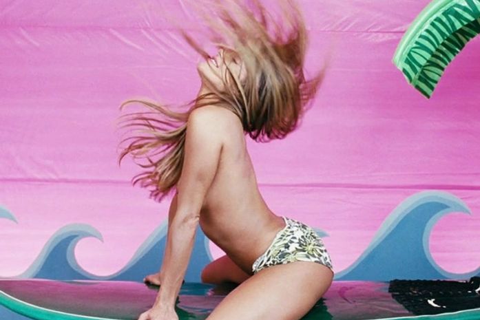 Secco mostra o corpão em fotos de divulgação do filme 'Bruna Surfistinha'