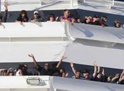  Passageiros acenam à medida que o Carnival Splendor se aproxima do porto de San Diego, na Califórnia, nesta quinta-feira (11).