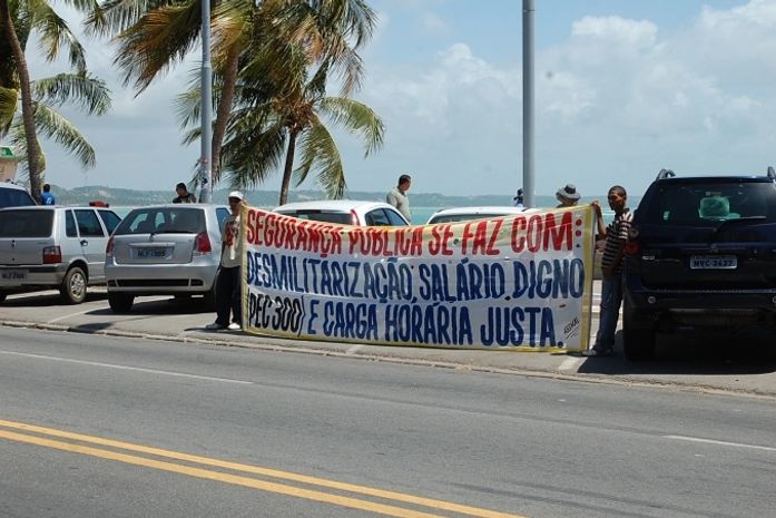 Protesto em frente ao evento.