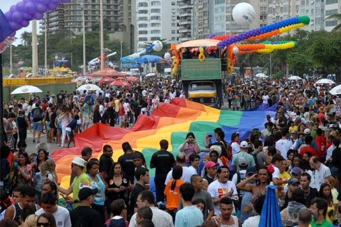Parada do Orgulho Gay reúne 250 mil pessoas em Copacabana