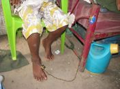 Pai  acorrenta filho de 12 anos para que ele pare de roubar