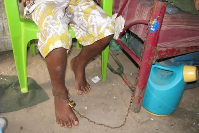 Pai  acorrenta filho de 12 anos para que ele pare de roubar
