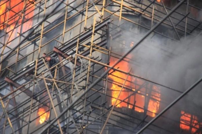 Sobe para 42 número de mortos por incêndio em prédio de Xangai