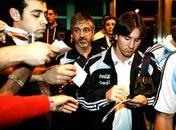 Com número reduzido de jogadores, Argentina faz primeiro treino para jogo contra o Brasil