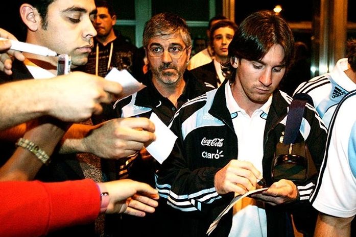 Com número reduzido de jogadores, Argentina faz primeiro treino para jogo contra o Brasil