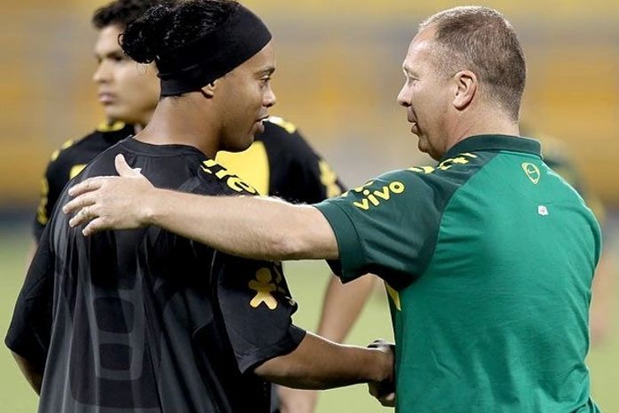 Com Ronaldinho Gaúcho, seleção brasileira treina para o jogo com a Argentina