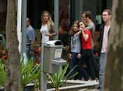 Deborah Secco e Roger têm tarde romântica no cinema