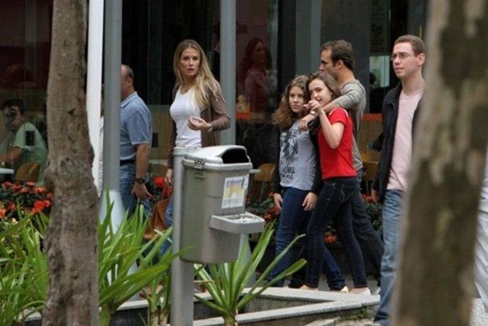 Deborah Secco e Roger têm tarde romântica no cinema