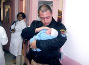 Recém-nascido é encontrado dentro de saco de lixo em Curitiba
