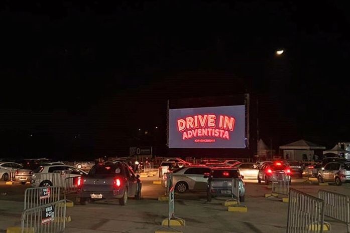 Com aulas presenciais suspensas, colégio realiza
encontro especial em Drive-in