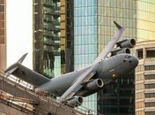 Aviões passam entre prédios e assustam moradores na Austrália