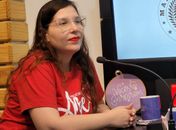 “A violência psicológica é como se a pessoa colocasse uma gota de veneno no seu copo”, diz Júlia Nunes; assista episódio