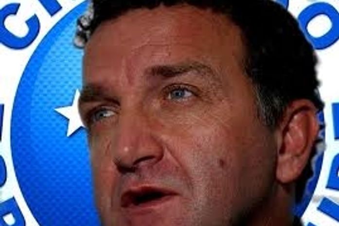 Vídeo: soco na mesa foi obra do 'indiozinho' que carrega nas costas,diz Cuca