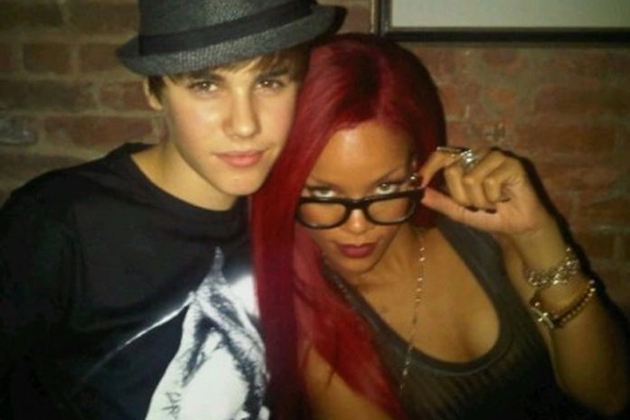 Rihanna janta com Justin Bieber e elogia abdômen do ídolo teen