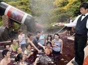 Spa japonês oferece banho de vinho