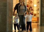 Angélica e Luciano embarcam com os filhos para Miami, diz jornal