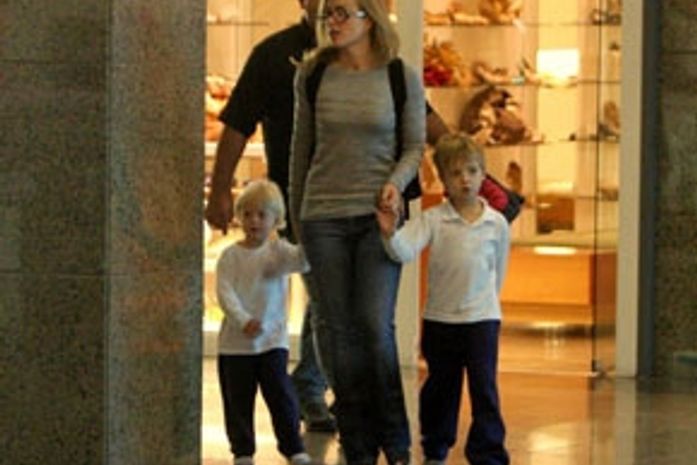 Angélica e Luciano embarcam com os filhos para Miami, diz jornal