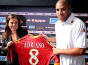 Com viagem marcada para o Brasil, Adriano está muito perto do Corinthians