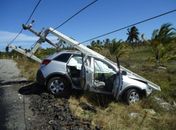 Veículo perde o controle e se choca com poste na AL 101 Sul