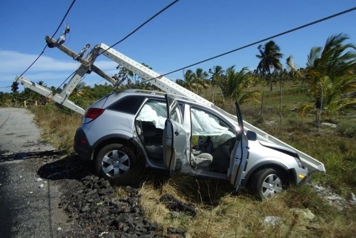 Veículo perde o controle e se choca com poste na AL 101 Sul