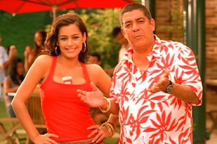 Larissa Riquelme estrela comercial com Zeca Pagodinho