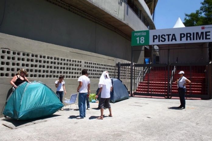 Grupo acampa no Morumbi à espera do show de McCartney