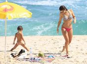 Fofo! Caçula de Carolina Dieckmann curte banho de mar peladão