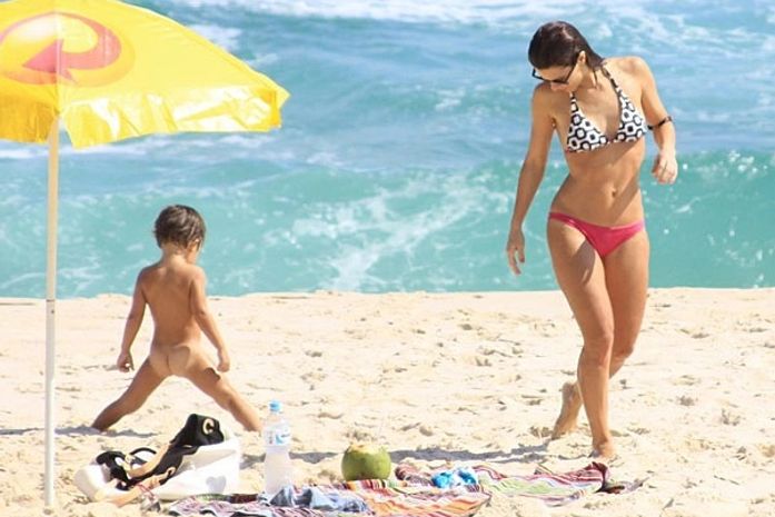 Fofo! Caçula de Carolina Dieckmann curte banho de mar peladão