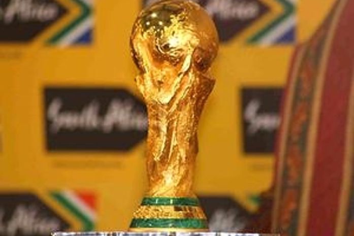 Taça da Copa do Mundo será exposta ao público neste domingo no Rio