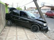 Motorista cochila ao volante e colide em poste na cidade de Penedo